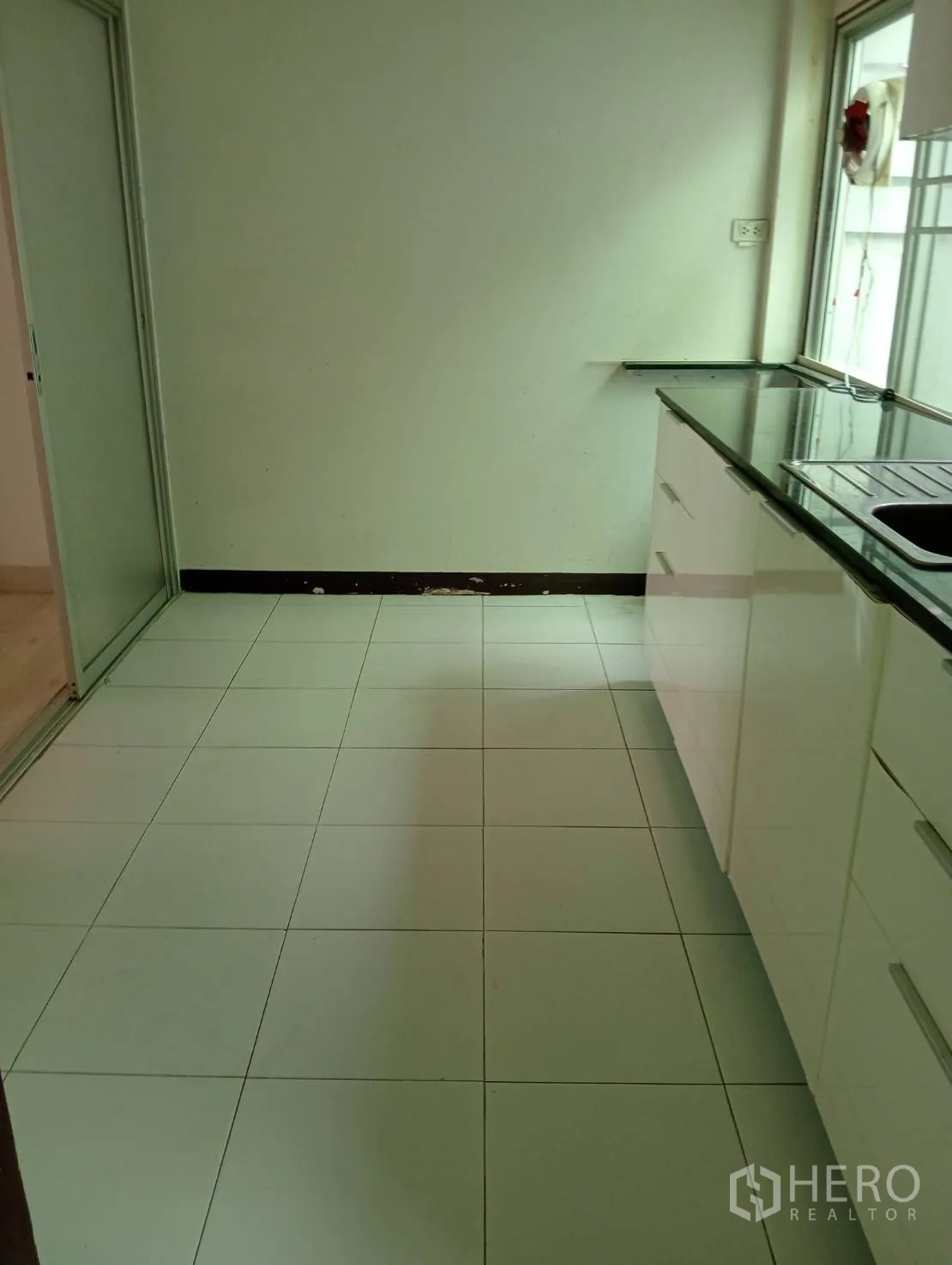 Home Office for rent in Khlong Toei, Bangkok - Private back patio with hose, high walls and floor drain.