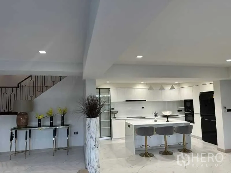 独立式住宅 出租在Suan Luang, Bangkok - 开放式视角，带中岛的厨房与黑色家电。