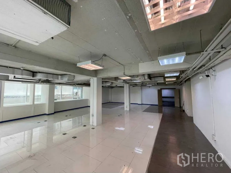 办公空间 出租在Ratchathewi, Bangkok - 宽敞办公楼层，展示天花管线、照明与光亮瓷砖地面。
