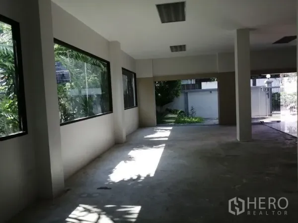 Home Office for rent in Watthana, Bangkok - Covered ground level area with large windows facing the garden and entrance gate.