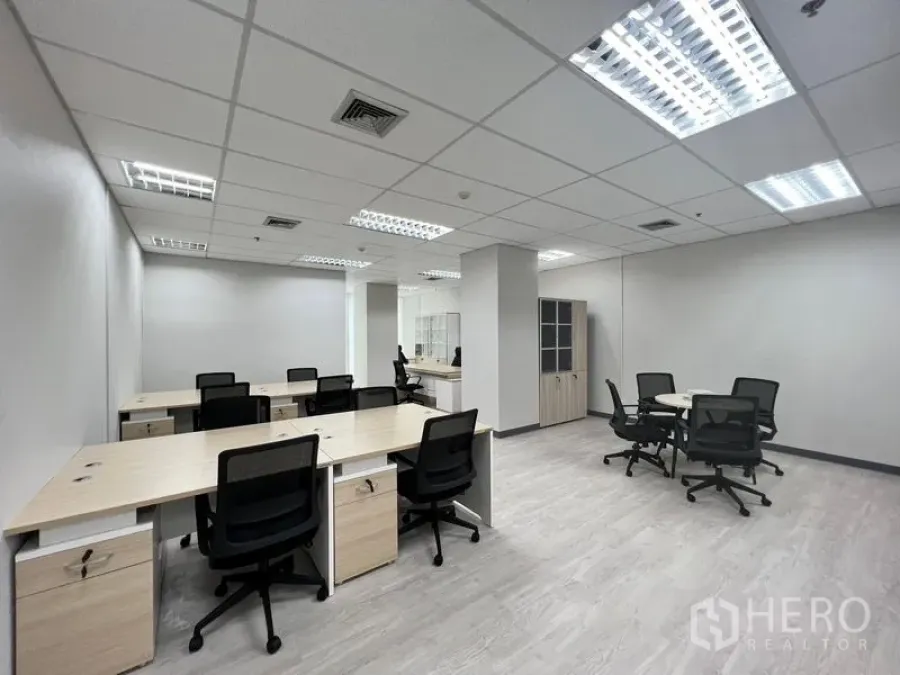 办公空间 出租在Sathon, Bangkok - 宽景办公室，配多组工位、会议角与柜体，精装交付。