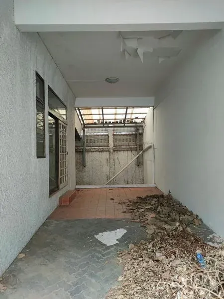 Home Office for rent in Pathum Wan, Bangkok - Covered carport or side entry with tiled floor and translucent roof panels.