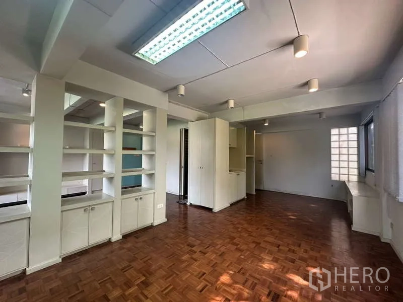 店屋 出租在Khlong Toei, Bangkok - 开放办公室，木地板与隔断置物架