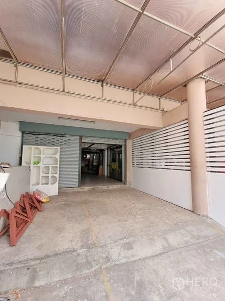 办公空间 出租在Din Daeng, Bangkok - 带透光顶棚的入口与停车区，通向一楼卷帘门。