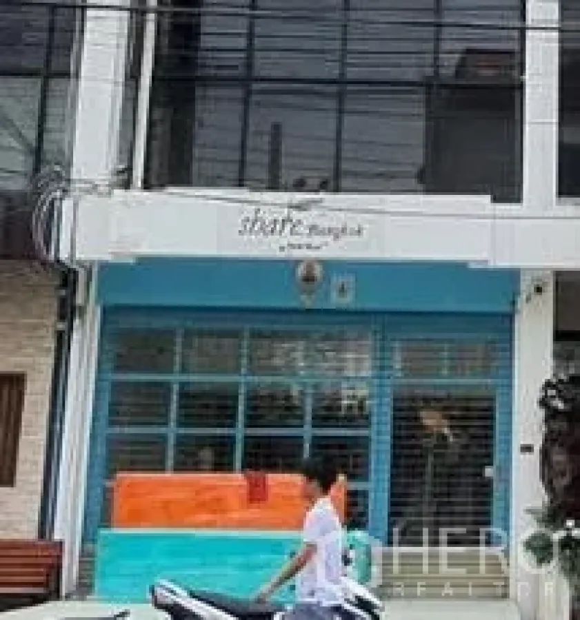 สำนักงานที่บ้าน ให้เช่าในKhlong Toei, Bangkok - ด้านหน้าตึกโฮมออฟฟิศ หน้ากระจกกรอบสีฟ้าหันออกติดถนนสุขุมวิท