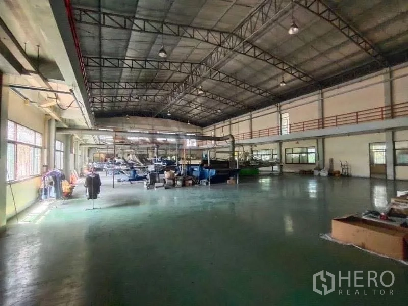 货栈 出售在Khlong Toei, Bangkok - 高挑开阔的厂房大厅，光滑地面与大窗采光充足。
