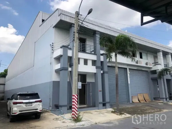 Factory for rent in Pak Kret, Nonthaburi - Angled view of factory row with parking bay, balcony and metal cladding in Pak Kret.