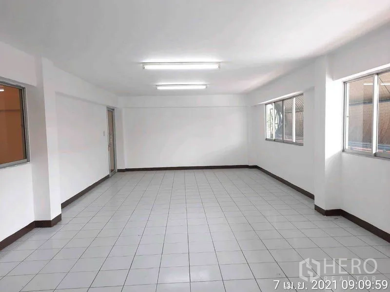 工厂 出租在Bang Bua Thong, Nonthaburi - 采光充足的办公室，地砖铺设，双侧窗户与日光灯。