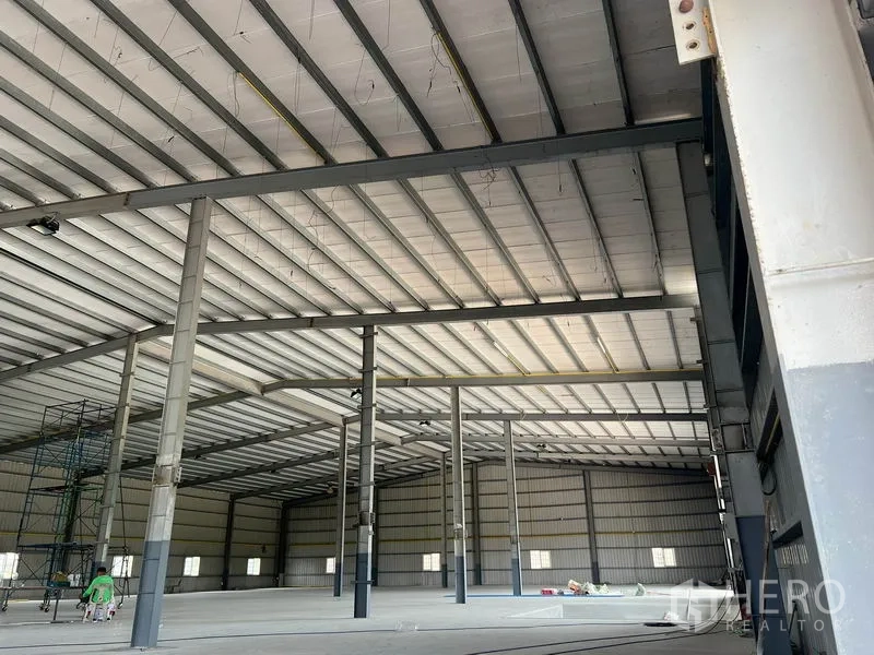 Warehouse for rent in Lat Krabang, Bangkok - Insulated metal roof and steel columns inside a large clear-span warehouse space.