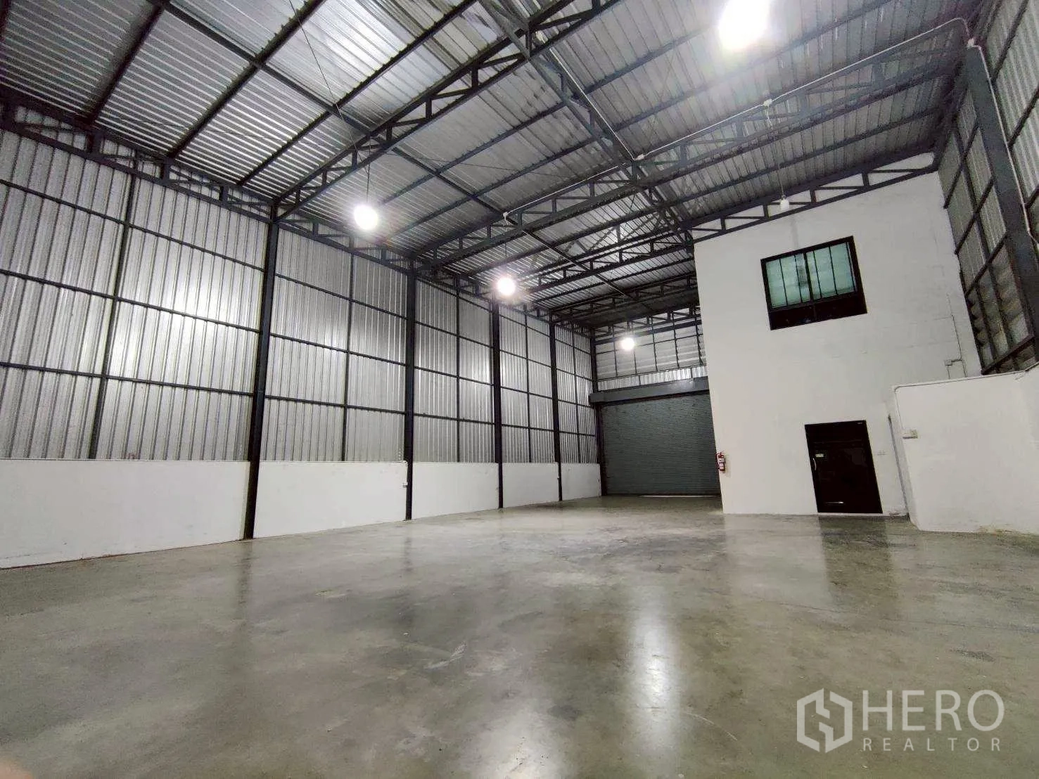 仓库 for rent in Lam Luk Ka, Pathum Thani - 高挑钢架仓库大厅，混凝土地坪及独立办公箱体。