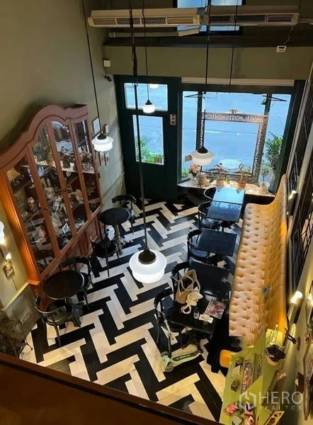 店屋 出租在Khlong Toei, Bangkok - 从夹层俯瞰咖啡式座位区与黑白花纹地面