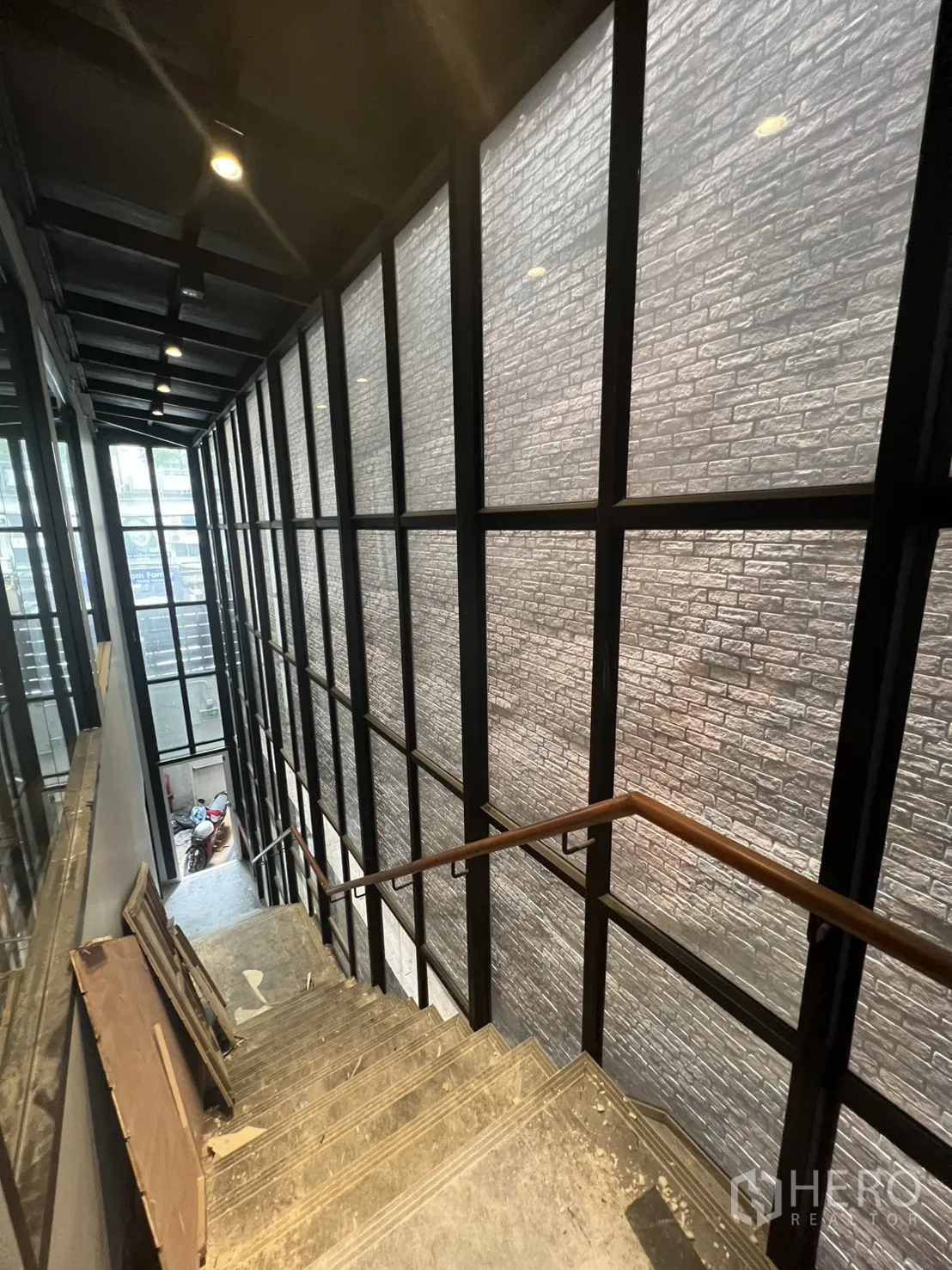 店屋 出租在Bang Rak, Bangkok - 玻璃长墙旁的楼梯，可见砖纹与街景