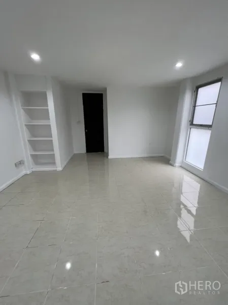 Shophouse for rent in Watthana, Bangkok - Private room with built-in shelving, white walls and polished tile floor.