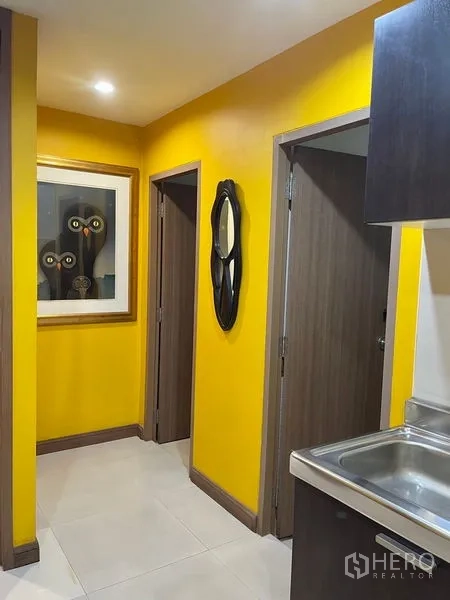 โรงงาน ให้เช่าในMueang Samut Prakan, Samut Prakan - โถงทางเดินผนังสีเหลืองสว่างเชื่อมสู่ออฟฟิศและห้องน้ำ