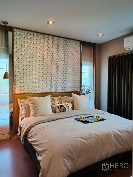 Detached House for rent in Bang Phli, Samut Prakan - Master bedroom with king bed, feature wall and warm lighting.