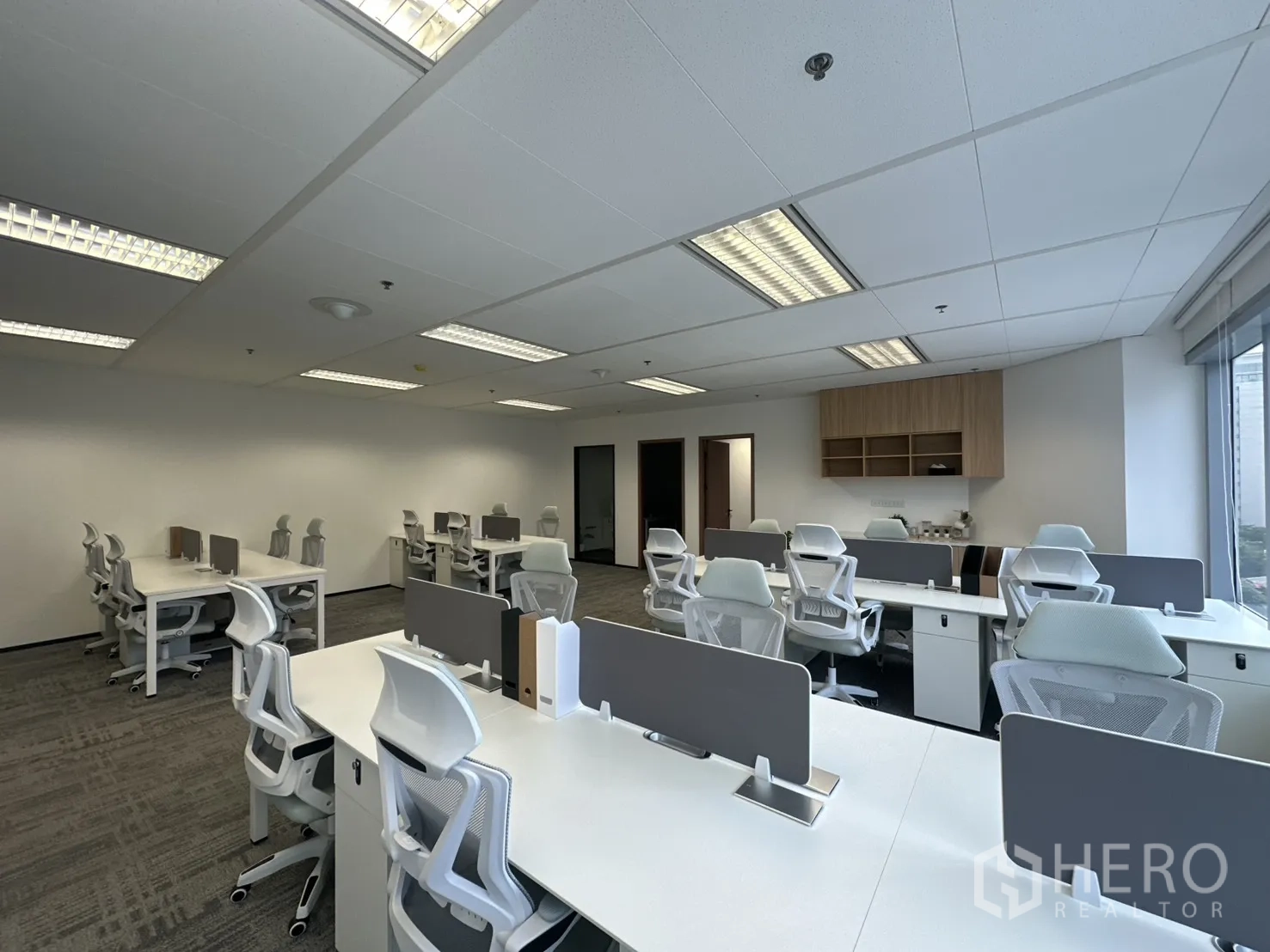Office Space for rent in Pathum Wan, Bangkok - Bright open office with clustered desks and storage units.