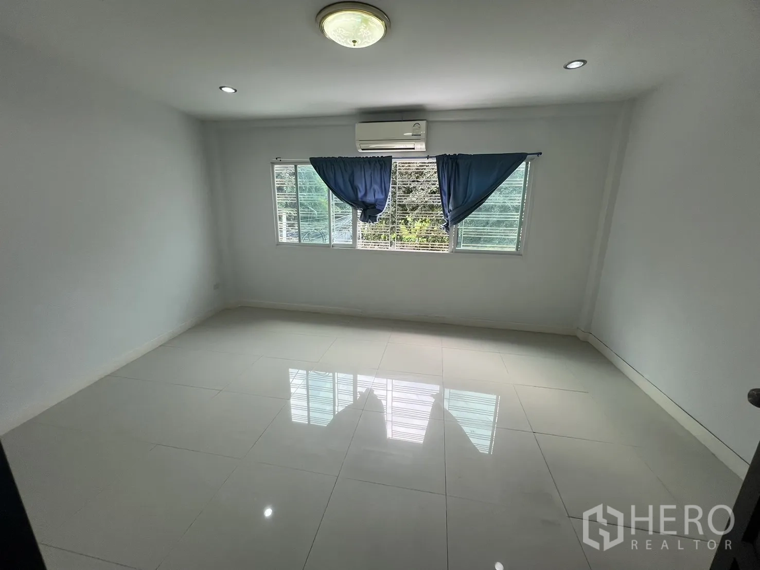 带办公室的家 出租在Khlong Toei, Bangkok - 卫生间配电热淋浴、坐便与洗手台，带马赛克装饰条。
