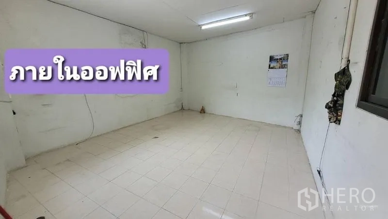 Warehouse for rent in Mueang Samut Sakhon, Samut Sakhon - Simple white office room with tiled floor and fluorescent lighting.