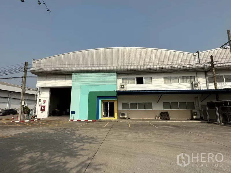 Factory for rent in Bang Phli, Samut Prakan - Front view of Bang Phli factory with loading bay, office facade and marked parking.