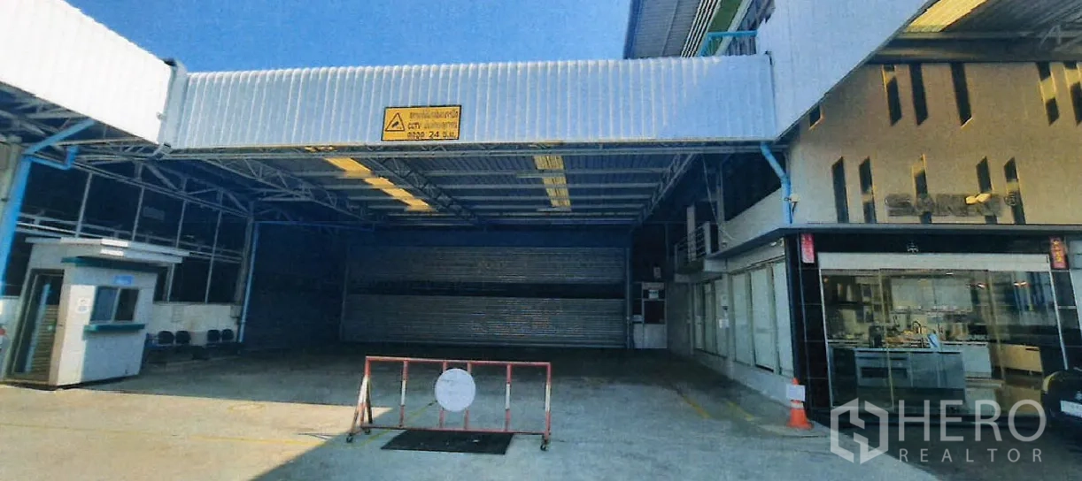Factory for rent in Yan Nawa, Bangkok - Front loading dock with roller shutter, guard booth and glass-front office.