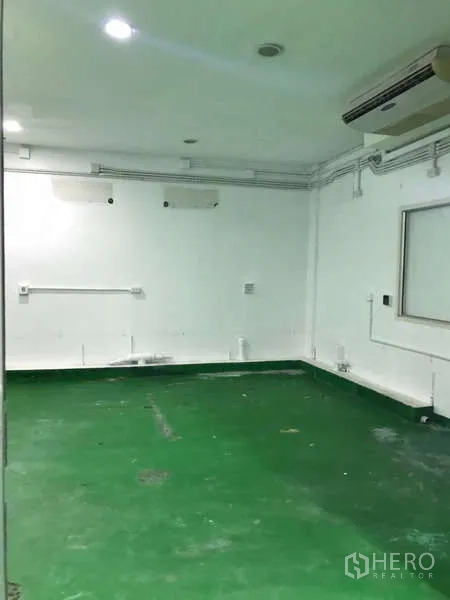 Factory for rent in Bang Phli, Samut Prakan - Air-conditioned clean room with green floor and exposed conduits.