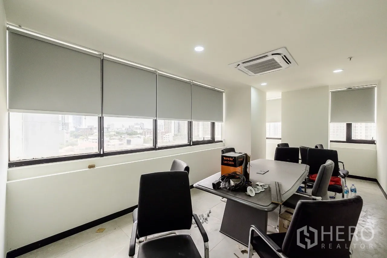Office Space for rent or sale in Huai Khwang, Bangkok - Boardroom with roller blinds, cassette AC and panoramic city outlook.