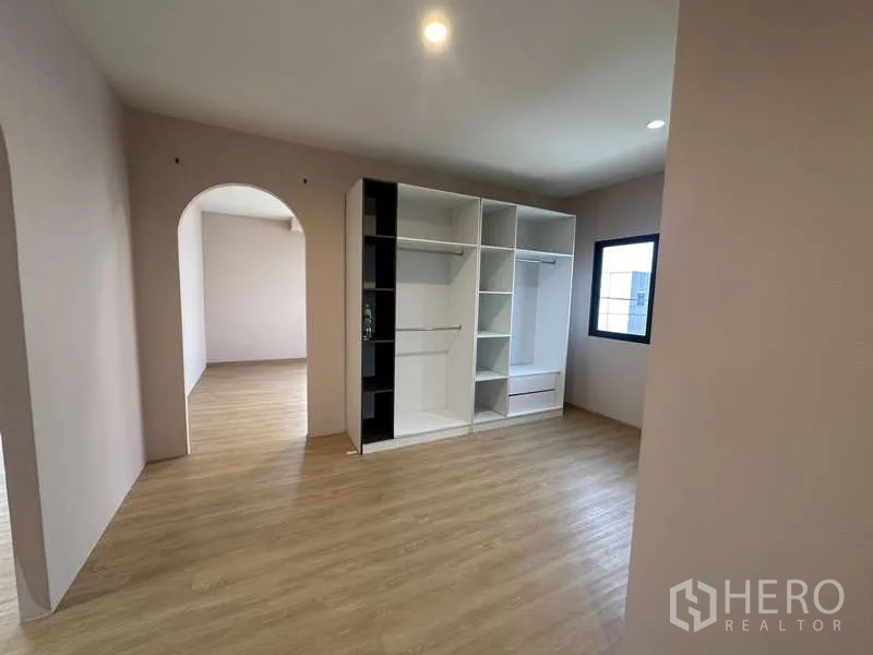 Factory for rent or sale in Lam Luk Ka, Pathum Thani - Office room with built-in open wardrobes and wood flooring.