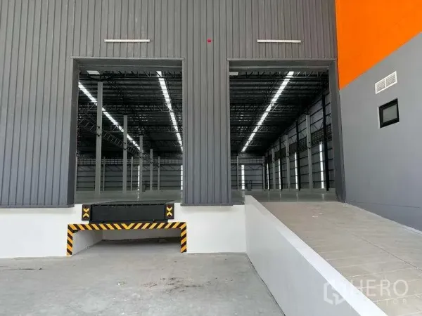 Factory for rent in Bang Phli, Samut Prakan - Close-up of dock-high loading doors with dock leveler and ramp access at the warehouse.
