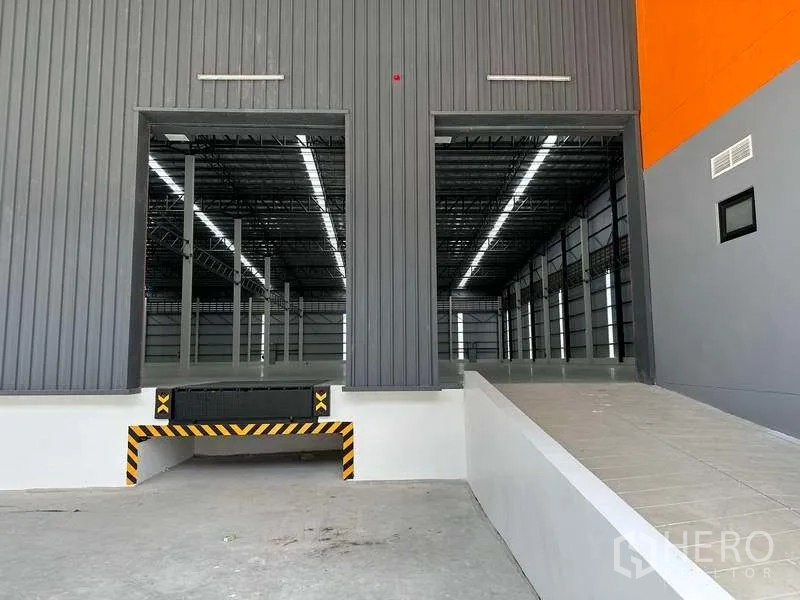 Factory for rent in Bang Phli, Samut Prakan - Close-up of dock-high loading doors with dock leveler and ramp access at the warehouse.