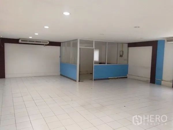 Factory for sale in Lam Luk Ka, Pathum Thani - Large tiled office space with modular partitions and ceiling lighting.