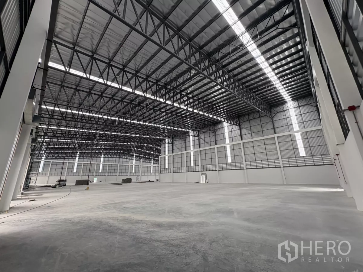 Factory for rent in Bang Pakong, Chachoengsao - Expansive factory floor displaying clear-span steel structure and skylight strips.
