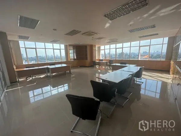 办公空间 出租在Suan Luang, Bangkok - 行政会议室，会议桌成列，环幕窗景。