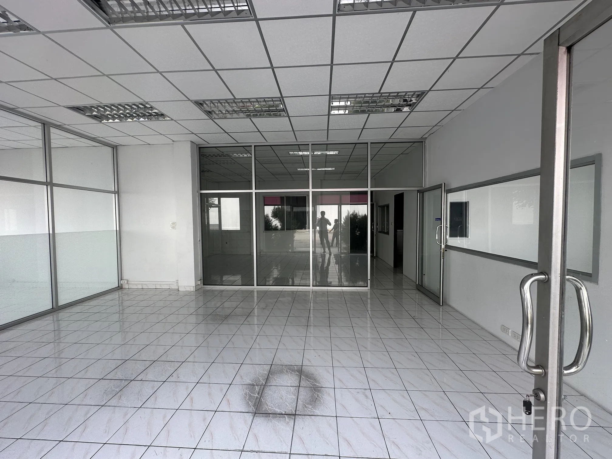 Warehouse for rent in Wang Noi, Phra Nakhon Si Ayutthaya - Office lobby with glazed walls, double doors and a tiled walkway between rooms.