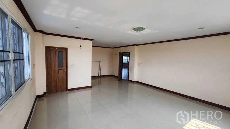 Factory for rent in Pak Kret, Nonthaburi - Empty tiled room with internal doors, suitable for meeting or manager office