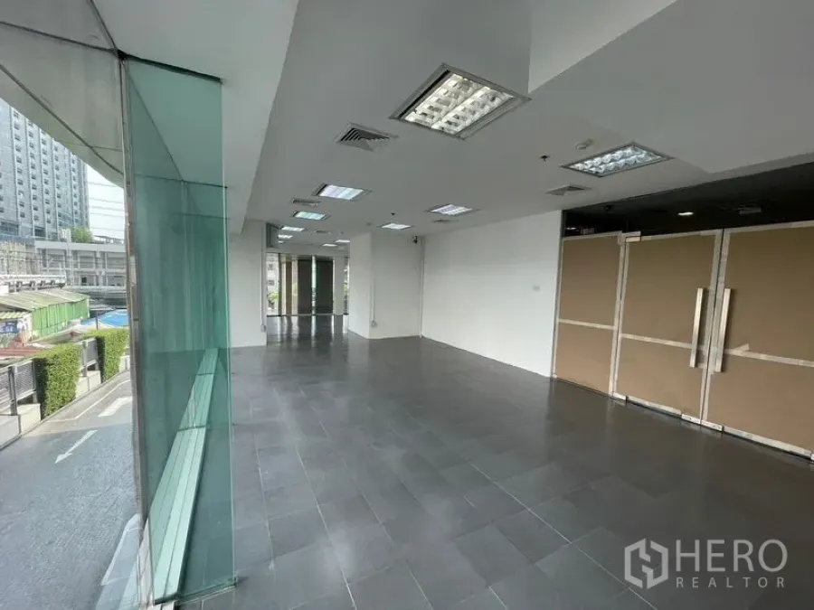 办公空间 出租 - 临街办公区域，带全景玻璃与双扇入口门。