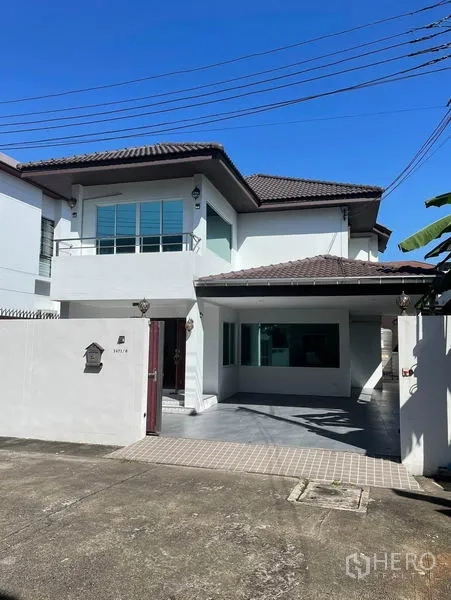 Detached House for rent in Suan Luang, Bangkok - Two-storey detached house in Suan Luang, Bangkok with gated driveway, carport and tiled roof.