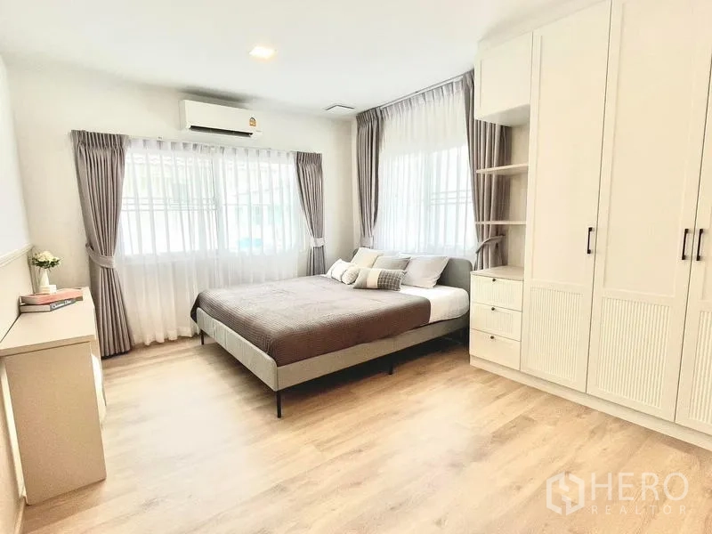 Detached House for rent - Spacious second bedroom with large windows, air conditioning and full-height wardrobes.