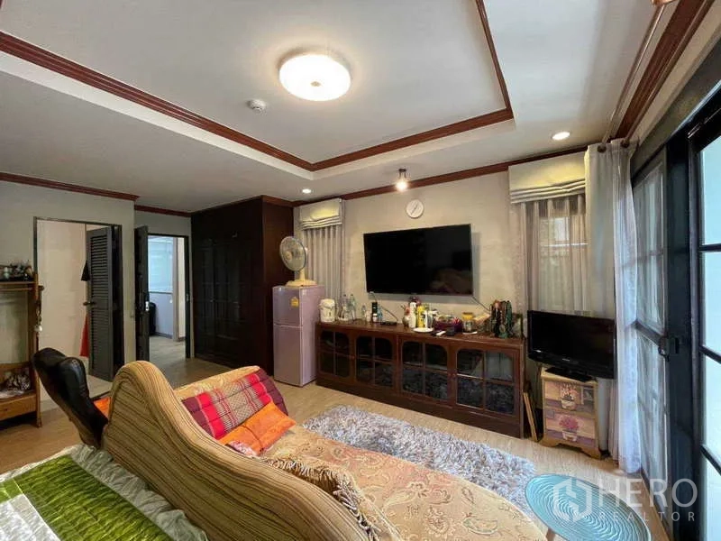Home Office for rent in Watthana, Bangkok - Comfortable lounge-style living area with TV wall, sofa and rug.