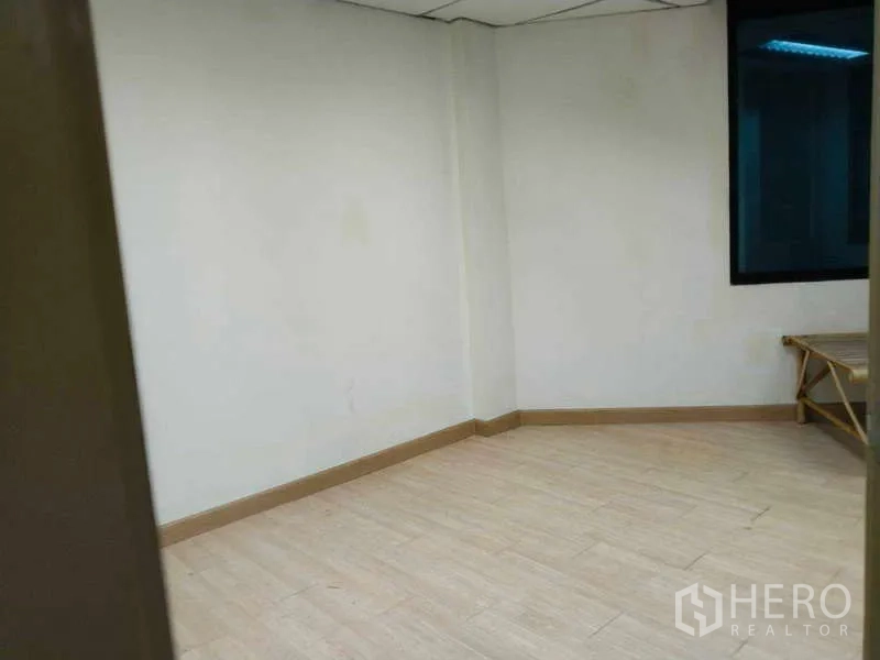 Office Space for rent in Bang Na, Bangkok - Empty private room ready for fit-out, with wood floors and a dark-framed window.