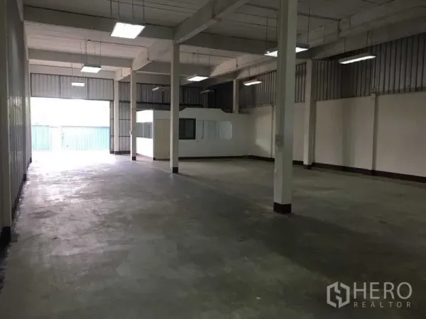 货栈 出租在Bueng Kum, Bangkok - 高挑厂房大厅，立柱与日光灯，开放式混凝土地坪。