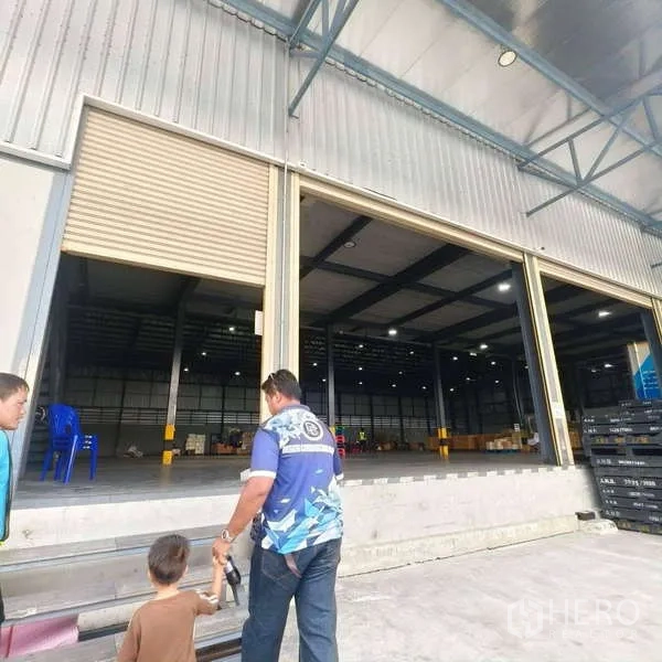 货栈 出租在Samut Prakan - 设有升高式装卸月台与大卷帘门，卡车出入高效便捷。