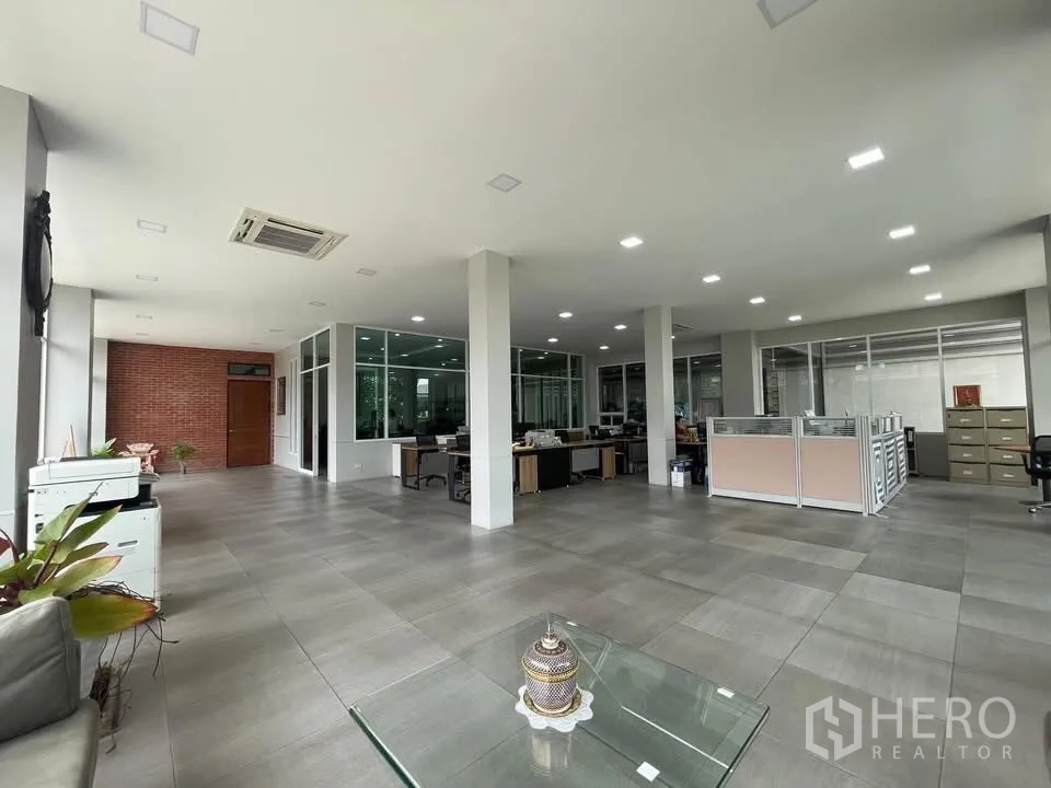 Factory for sale in Krathum Baen, Samut Sakhon - Large office space with multiple workstations and glass partitions.