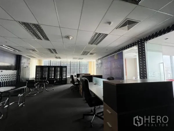 办公空间 出租在Huai Khwang, Bangkok - 开放式办公区，工位与座椅并列，临近大窗采光。