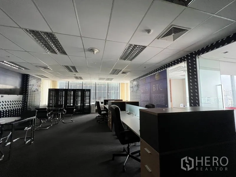 办公空间 出租在Huai Khwang, Bangkok - 开放式办公区，工位与座椅并列，临近大窗采光。