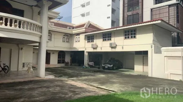 独立式住宅 出售在Huai Khwang, Bangkok - 庭院宽敞的双层独立屋，带车棚，位于汇权区。