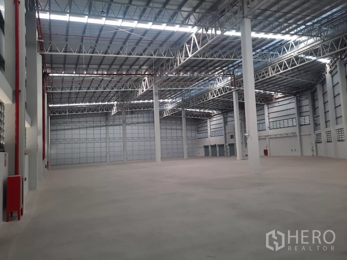 工厂 出租在Bang Lamung, Chon Buri - 仓库货位，屋顶钢结构与开阔地面