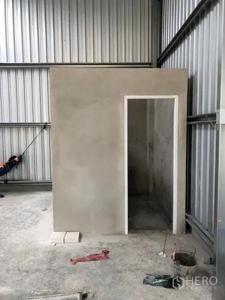 Warehouse for rent in Bang Yai, Nonthaburi - Unfinished internal bathroom cubicle inside the warehouse.