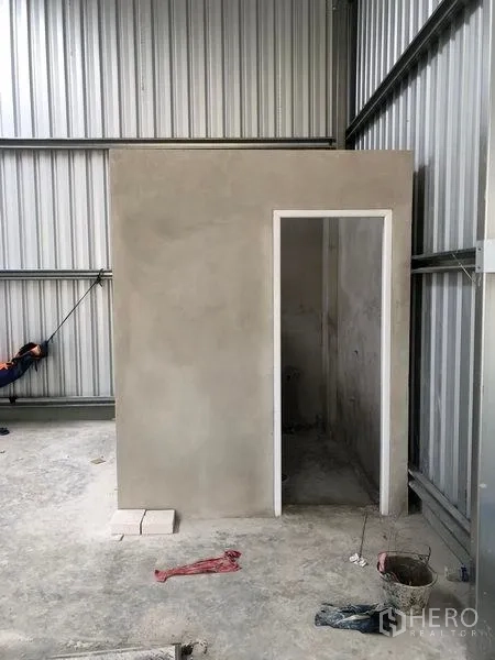Warehouse for rent in Bang Yai, Nonthaburi - Unfinished internal bathroom cubicle inside the warehouse.