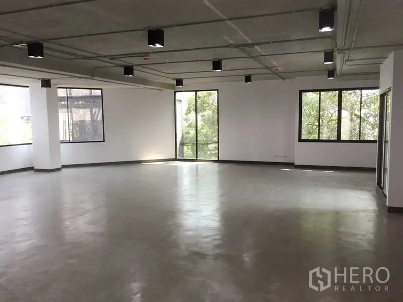 办公空间 出租在Khlong Toei, Bangkok - 122㎡开放式办公室，近BTS Thong Lo，大窗采光、抛光水泥地与外露吊顶，可见绿景