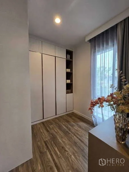 Detached House for rent in Bang Kapi, Bangkok - Compact dressing room with built-in closet and a window for natural light.